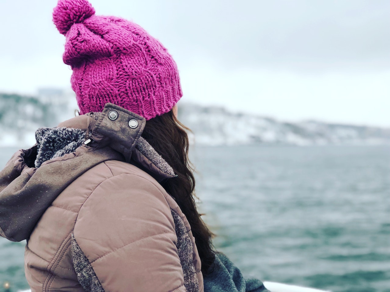 Element, o którym wiele kobiet zapomina – czapki damskie zimowe w praktyce